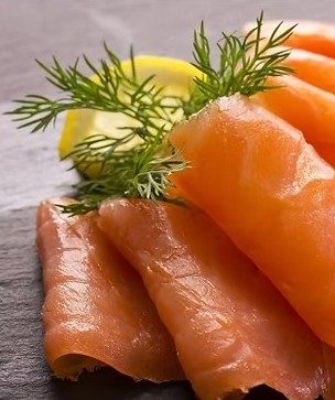 Tranches de saumon fumé avec aneth et citron