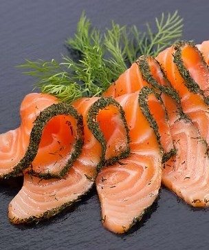 Tranches de saumon gravlax à l’aneth